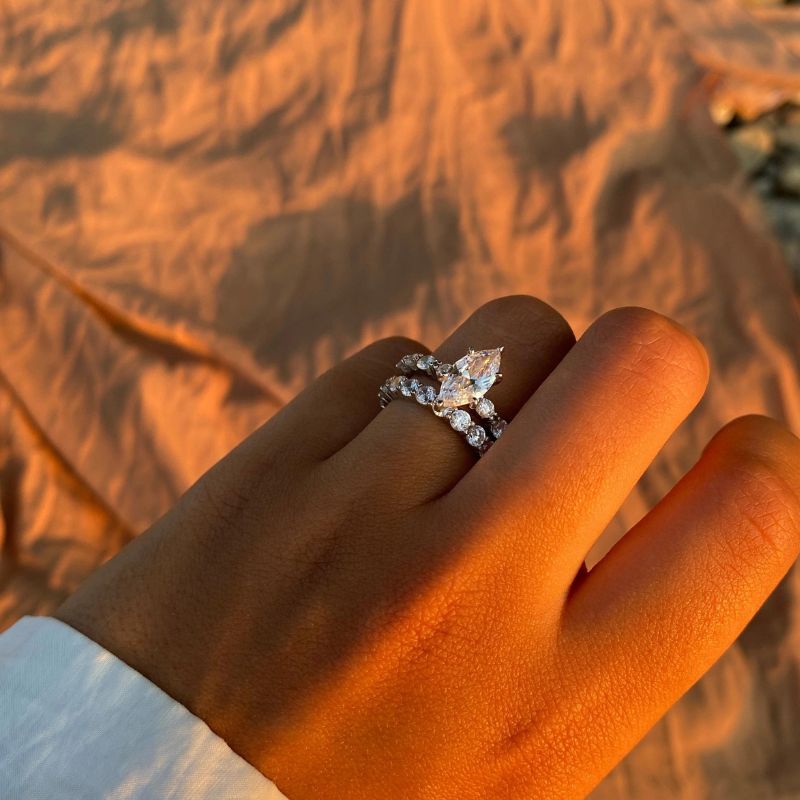 Amami Ring mit Marquise-Schliff