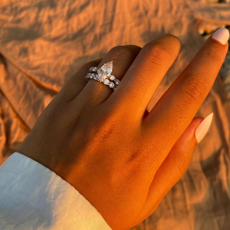 Amami Ring mit Marquise-Schliff